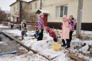 Building a Collection of Scarves for Year-Round Versatility